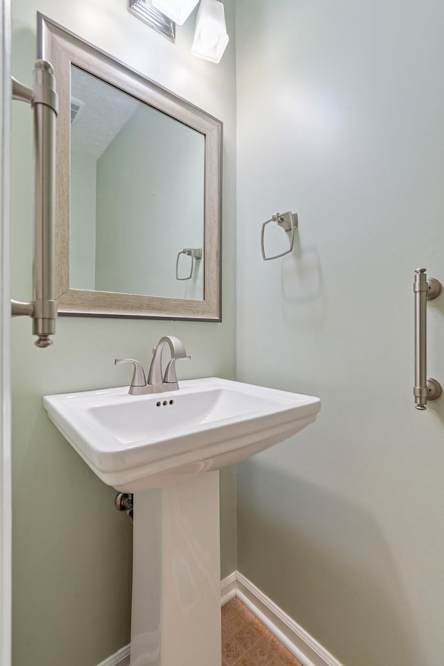 bathroom featuring sink