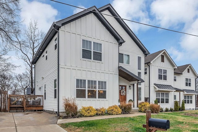 modern farmhouse style home featuring a front lawn