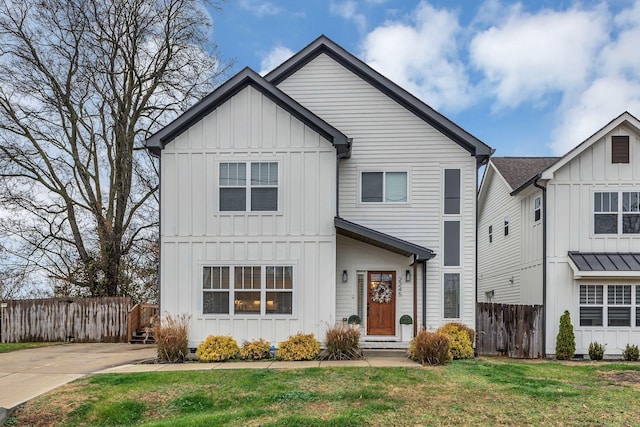 view of front facade featuring a front yard