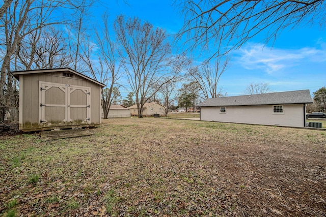 view of yard featuring a storage unit