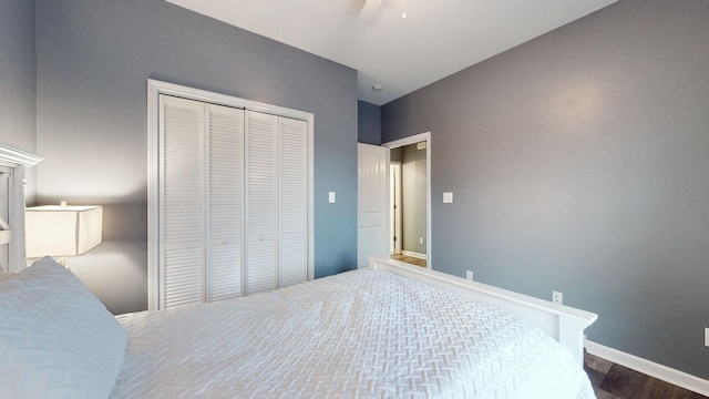 bedroom featuring ceiling fan, dark hardwood / wood-style floors, and a closet