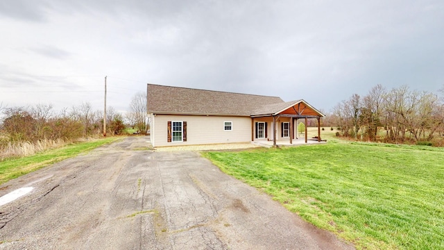 view of front facade with covered porch and a front yard