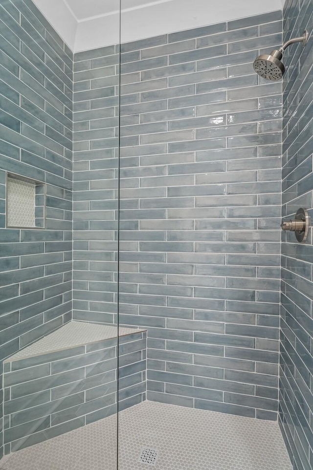 bathroom featuring a tile shower