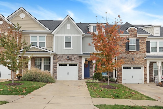 townhome / multi-family property featuring a garage