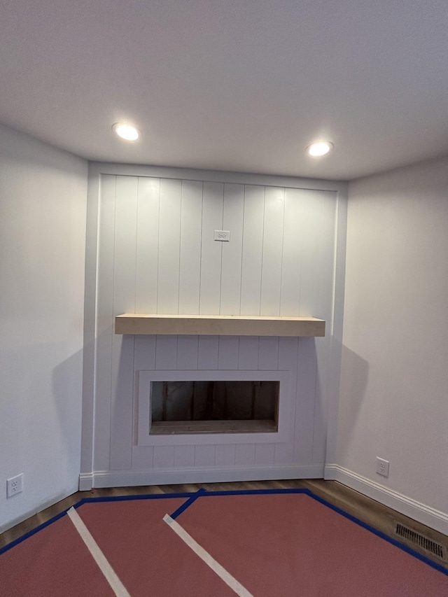 details with a fireplace, recessed lighting, visible vents, and baseboards