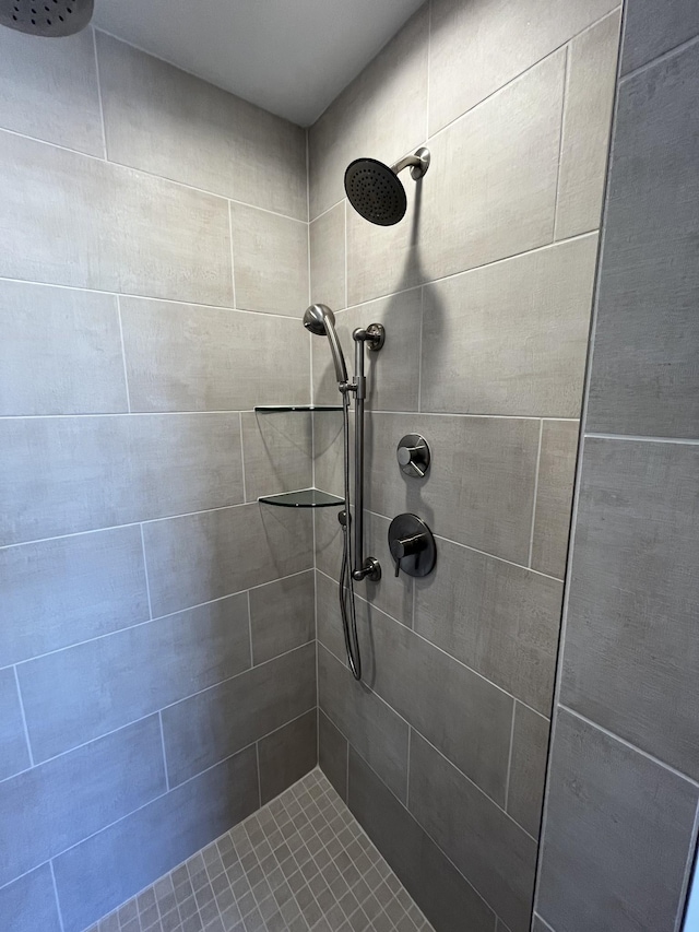 full bath with tiled shower