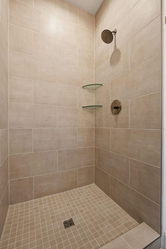 bathroom featuring tiled shower