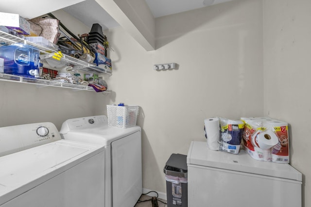 washroom featuring washing machine and clothes dryer