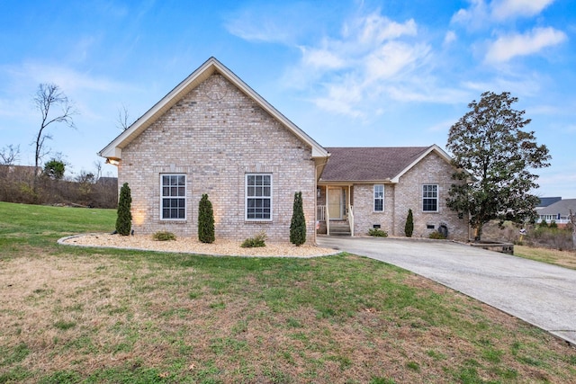 view of front of house with a front lawn