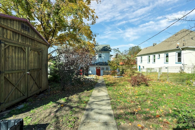 view of yard featuring a shed