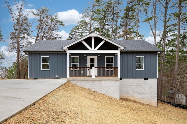 view of front of property featuring a porch