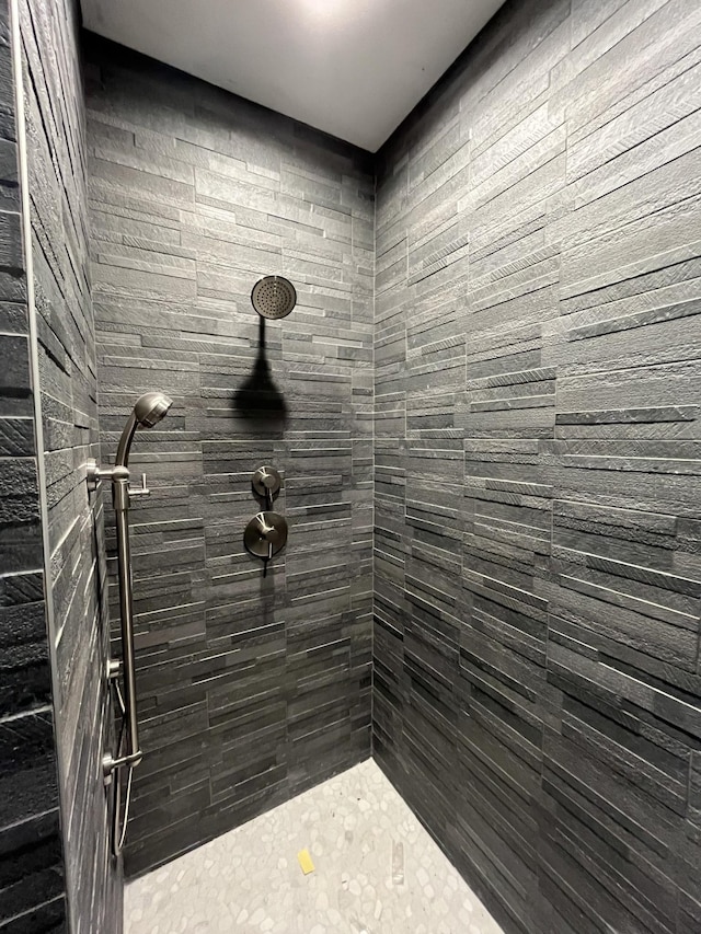 full bathroom featuring tiled shower