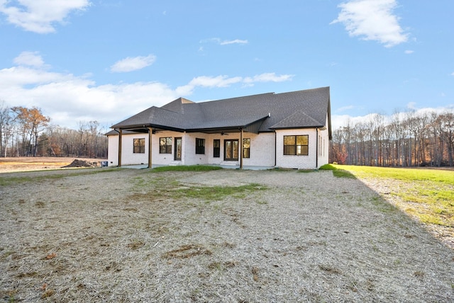 view of front of home featuring ceiling fan and a front lawn