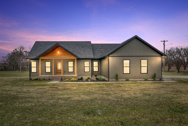 view of front of house featuring a lawn