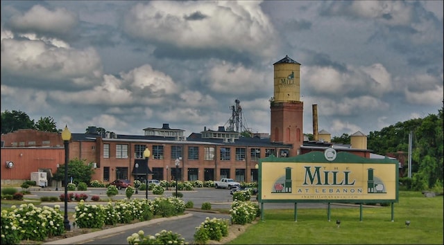 community sign with a lawn