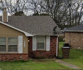 view of front of home with a front lawn