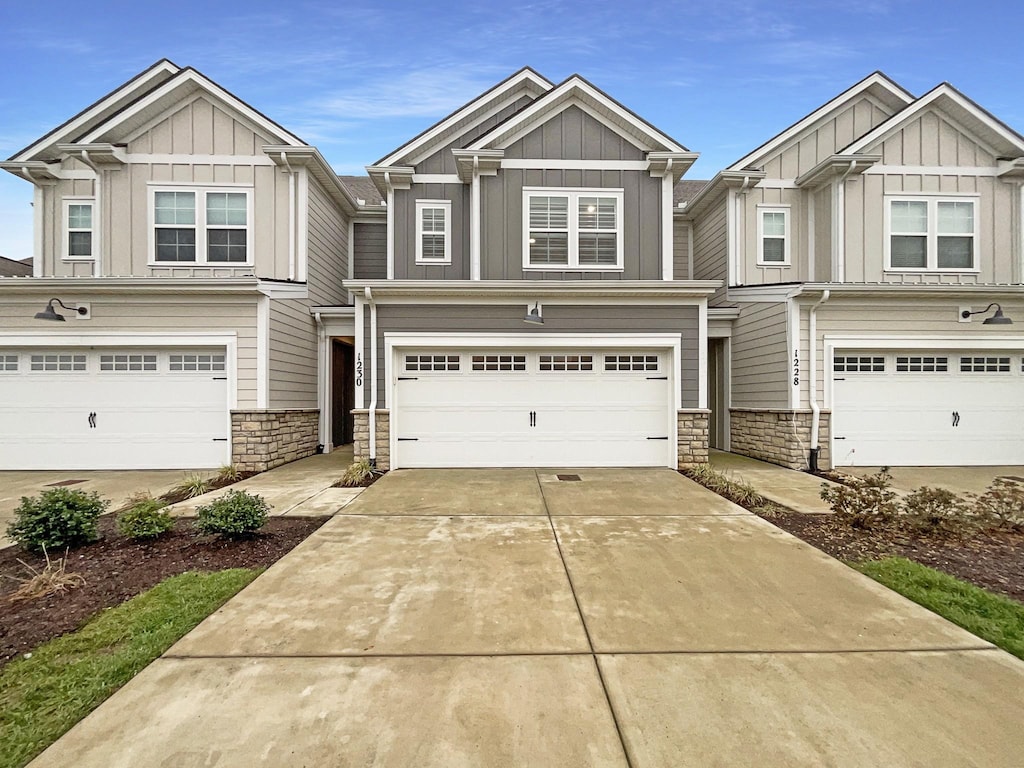 view of front facade with a garage