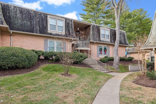 view of front of house with a front yard