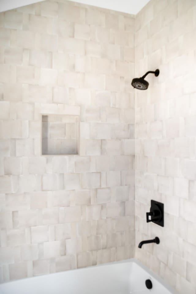 bathroom with tiled shower / bath