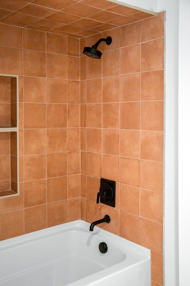 bathroom with tiled shower / bath combo