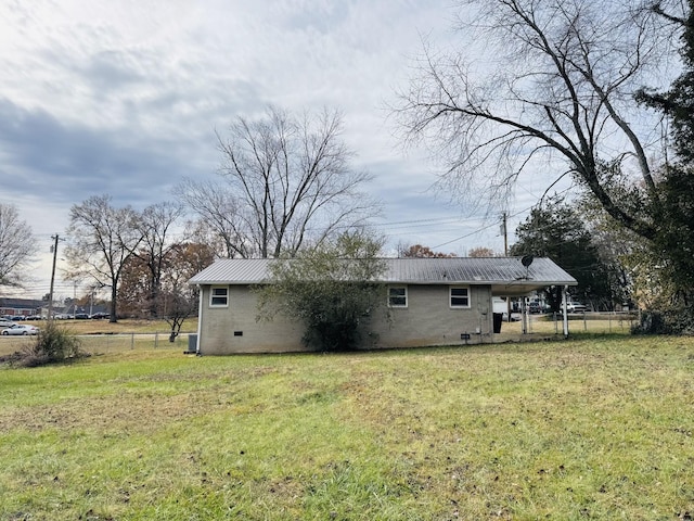 view of yard featuring a carport