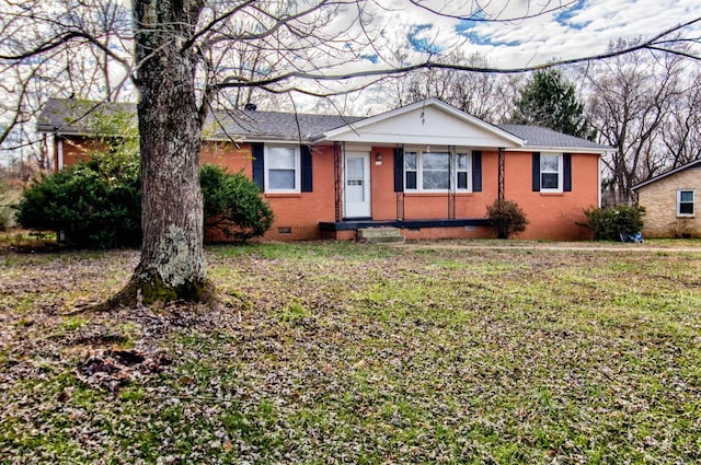 single story home with a front lawn