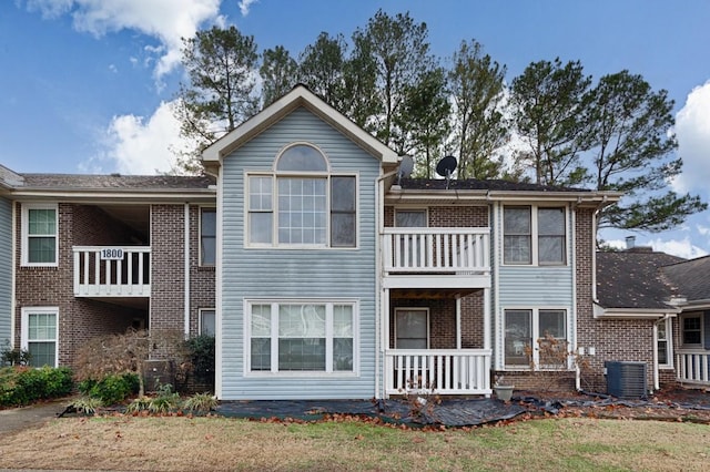 view of front facade featuring a front lawn and central AC unit