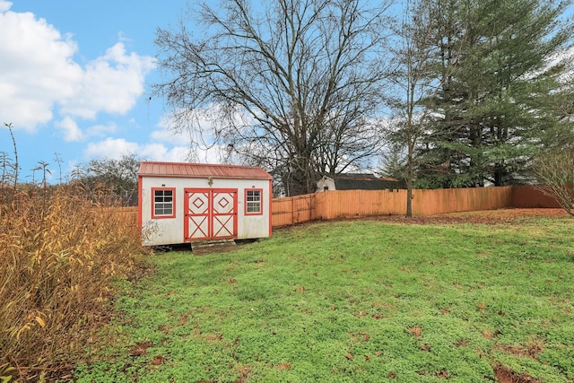 view of yard featuring a storage shed