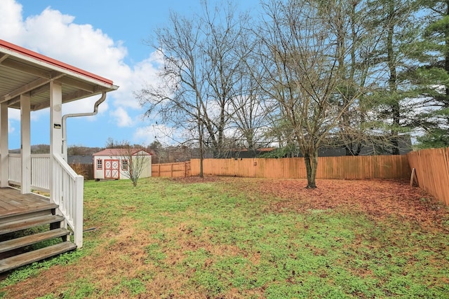 view of yard featuring a shed