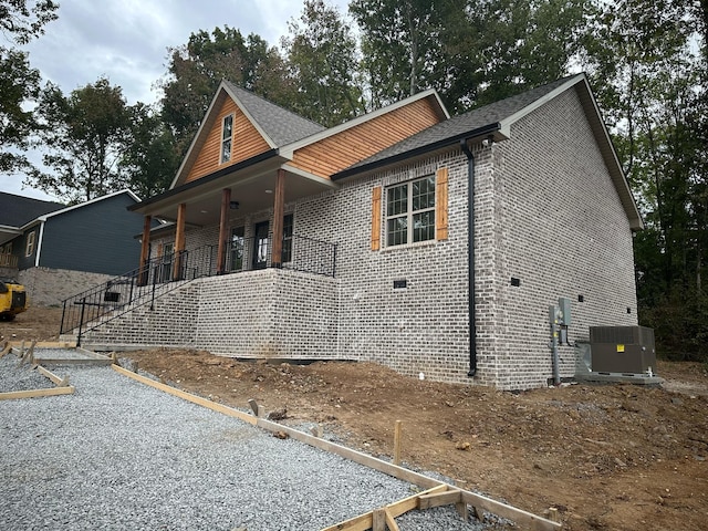 view of front facade featuring central AC unit