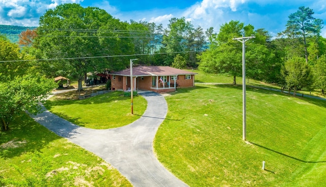 view of front of property featuring a porch and a front yard