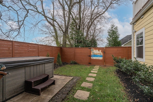 view of yard with a hot tub