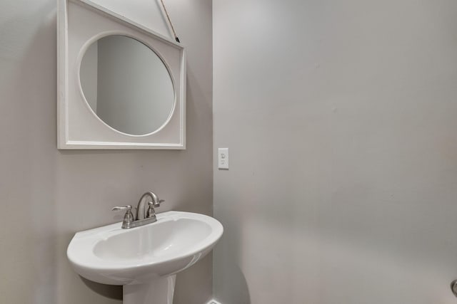 bathroom featuring sink