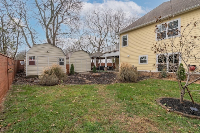 view of yard featuring a storage unit