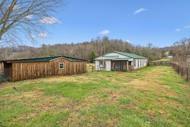 view of yard featuring an outbuilding