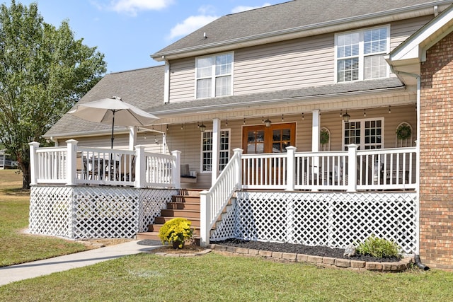 view of front of home with ceiling fan, a porch, and a front yard