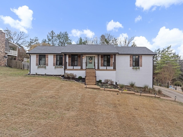 view of front of house featuring a porch and a front yard