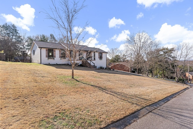 view of front of property featuring a front lawn