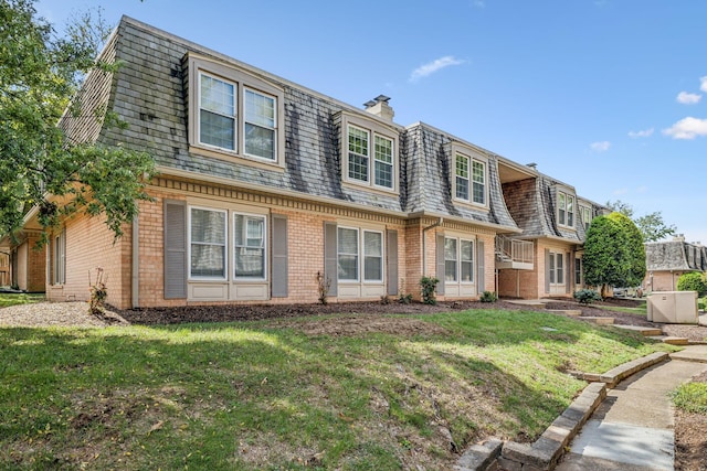 view of front of house featuring a front lawn