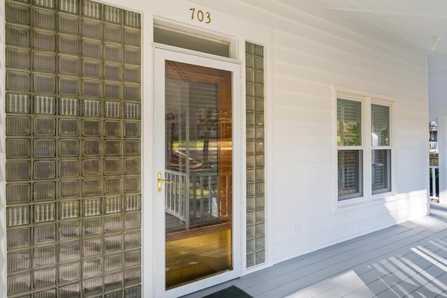 property entrance featuring a porch