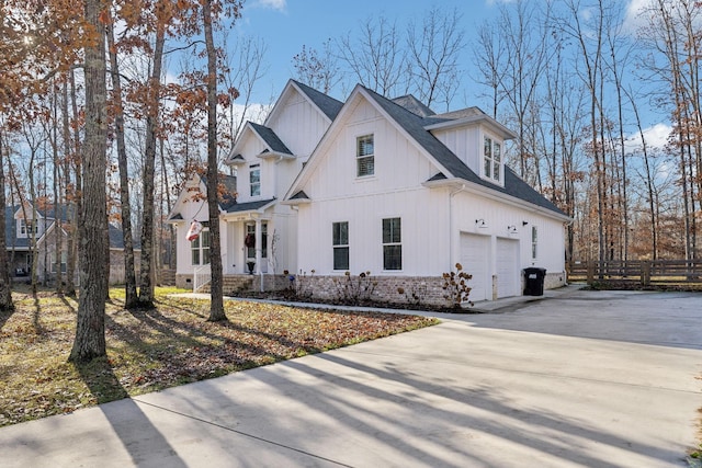 view of front facade featuring a garage