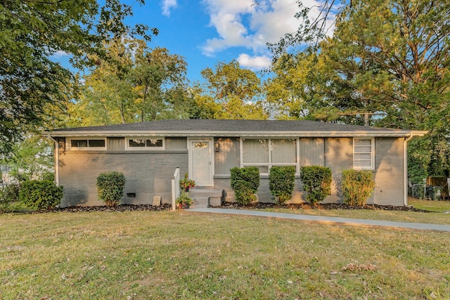 ranch-style home featuring a front lawn