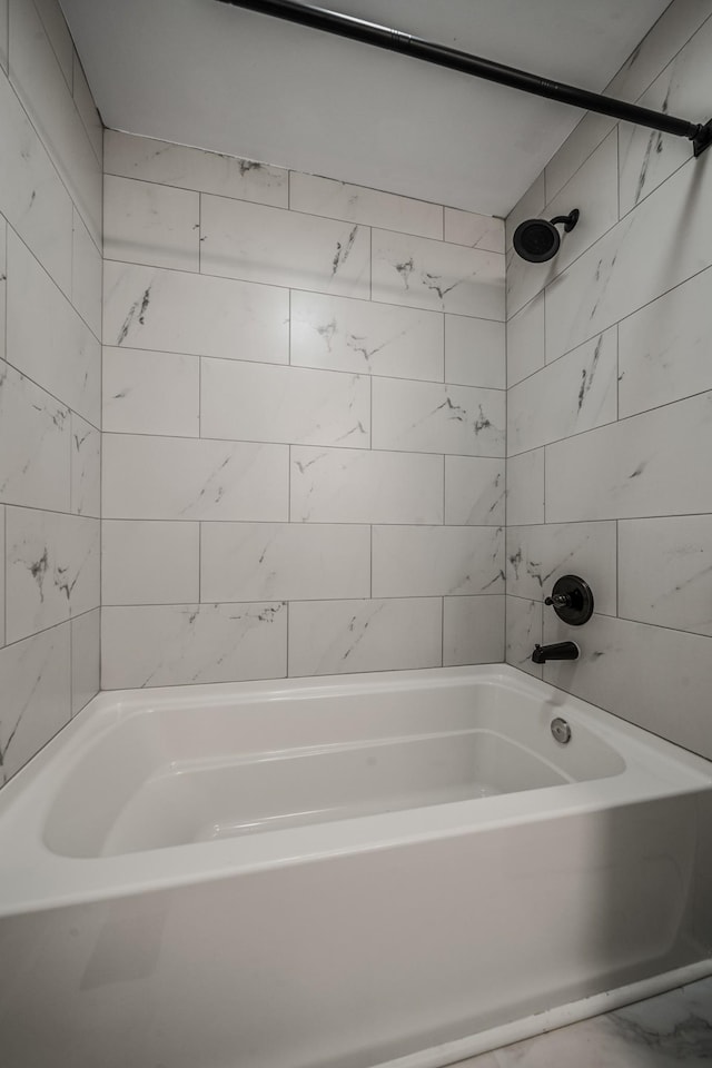 bathroom featuring tiled shower / bath