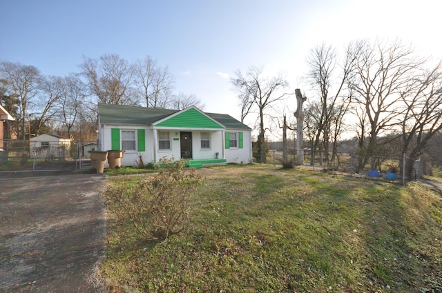 view of front of property with a front yard