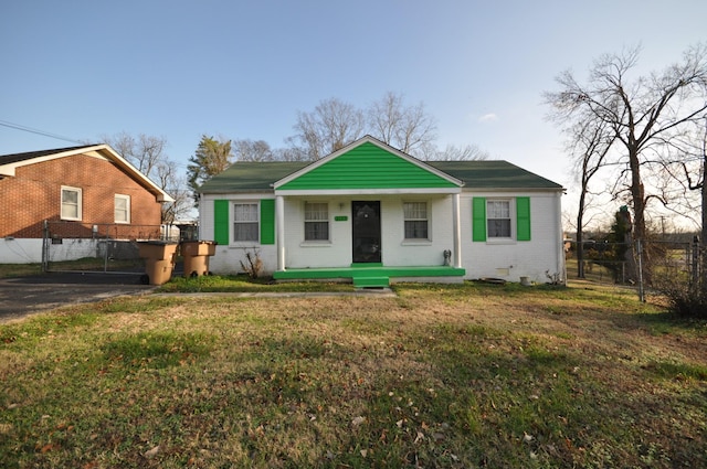 view of front of home with covered porch and a front lawn