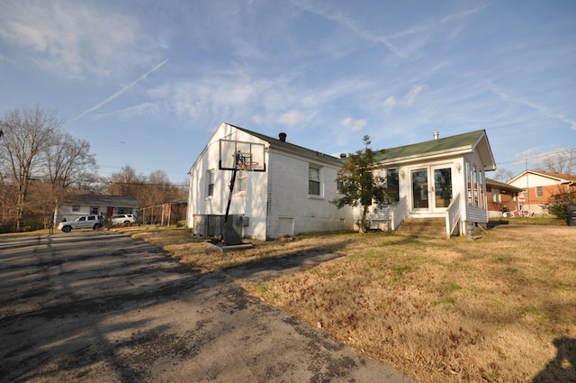 rear view of house featuring a yard