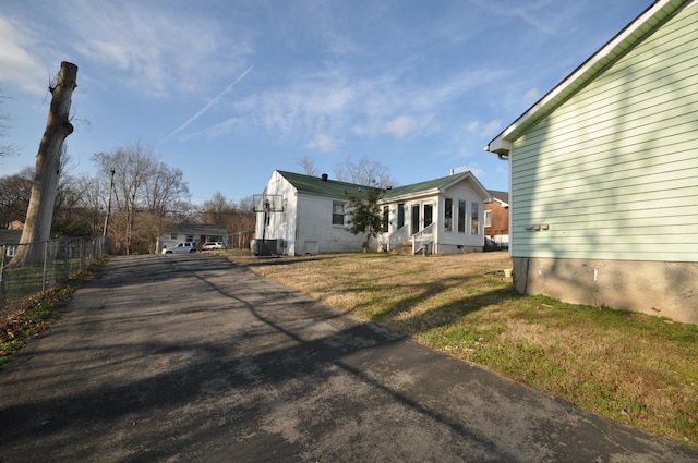 view of side of property featuring a yard