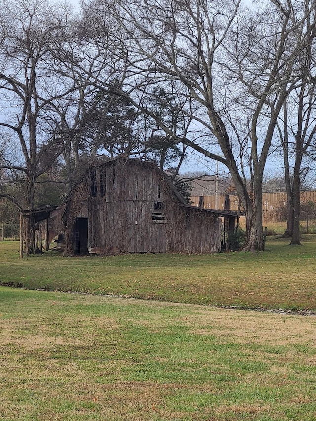 view of yard with an outbuilding