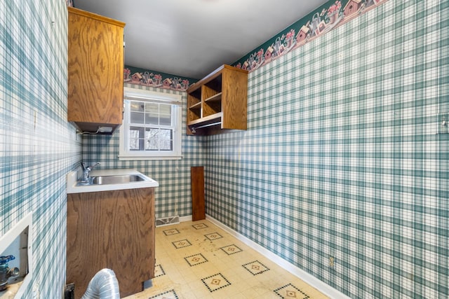 bathroom featuring sink