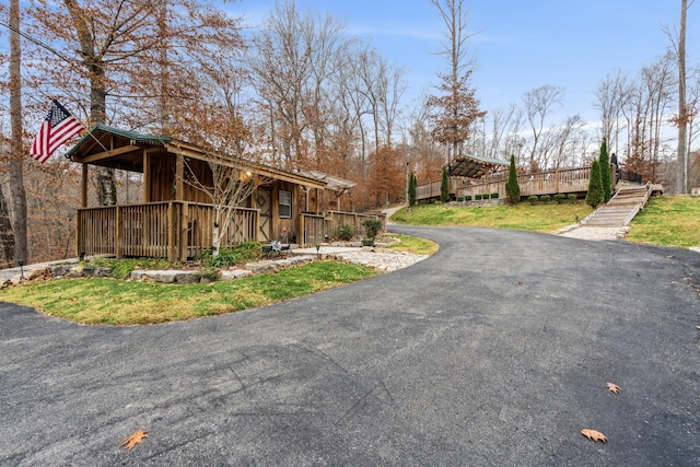 view of front of house featuring a front lawn